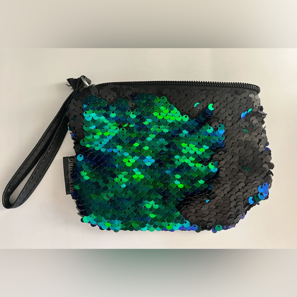 👍 Free with purchase OR 2/$15. Fashion Angels lipstick purse, reversible sequins